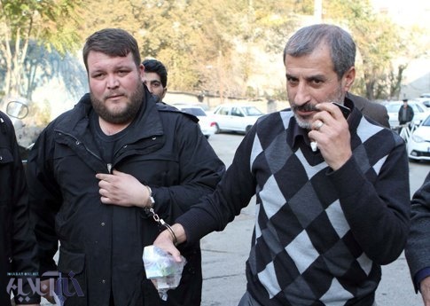 محمد مایلی کهن با دست دستبند خورده، در حال انتقال به زندان اوین +تصویر