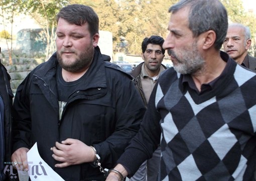 محمد مایلی کهن با دست دستبند خورده، در حال انتقال به زندان اوین +تصویر