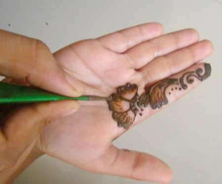 اموزش تصویری  کشیدن نقاشی با حنا روی دست