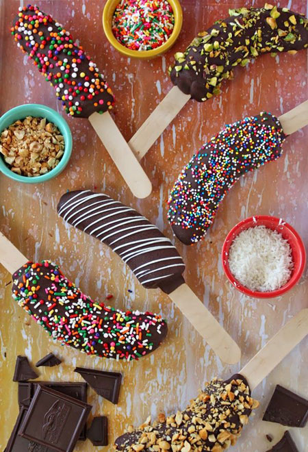 تزیین موز و توت فرنگی با شکلات برای جشن تولد