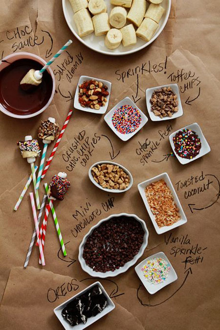 تزیین موز و توت فرنگی با شکلات برای جشن تولد