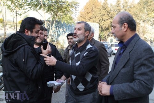 1415720807892 - محمد مایلی کهن با دست دستبند خورده، در حال انتقال به زندان اوین