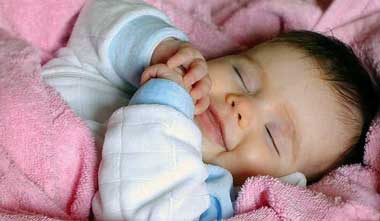 1421525291981 - دلیل لبخند نوزاد در خواب چیست؟