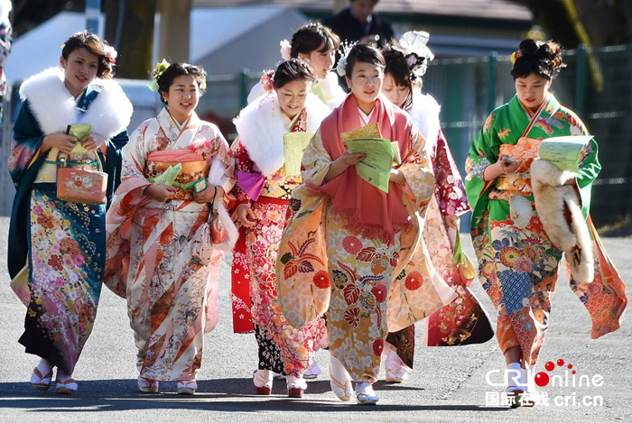 1421701978935 - مسابقه تیراندازی دختران ژاپنی در روز«بلوغ» جوانان