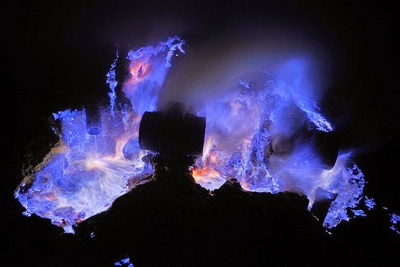 1425510028462 - آتشفشانی با گدازه های آبی رنگ در جاوه اندونزی