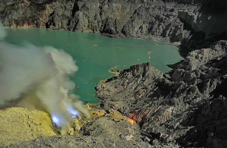 1425510029663 - آتشفشانی با گدازه های آبی رنگ در جاوه اندونزی