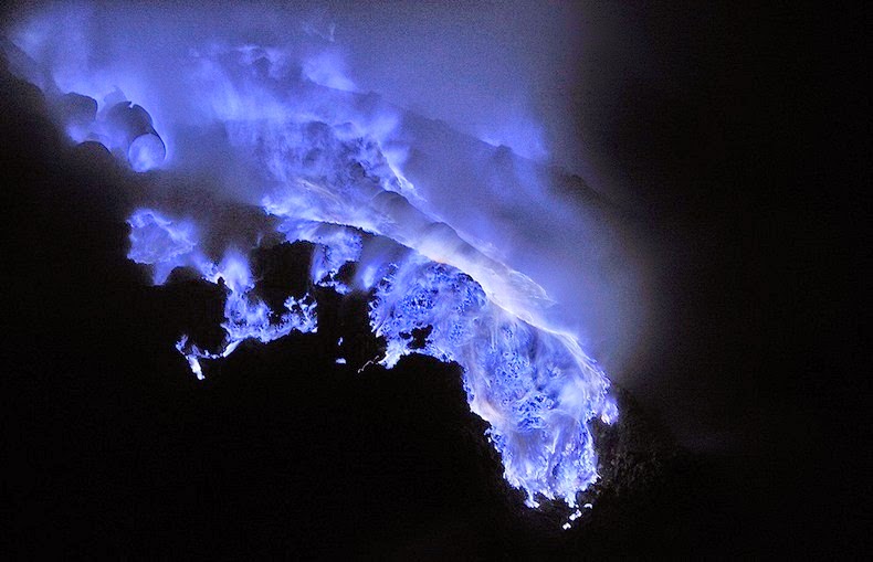 142551010873 - آتشفشانی با گدازه های آبی رنگ در جاوه اندونزی