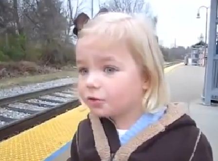 1426783680551 - دختر بچه ای که برای اولین بار قطار میبیند