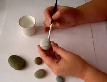 آموزش تصویر نقاشی روی سنگ به شکل کفش دوزک